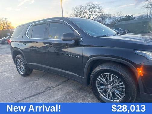Mosaic Black Metallic 2023 Chevrolet Traverse LS