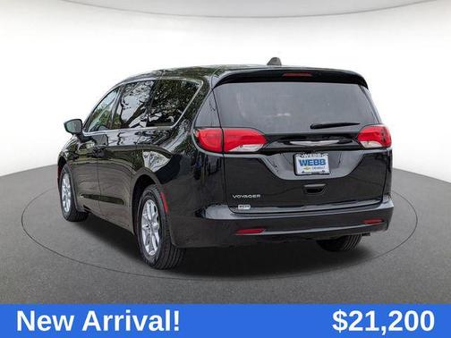 Brilliant Black Crystal Pearlcoat 2023 Chrysler Voyager LX