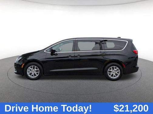 Brilliant Black Crystal Pearlcoat 2023 Chrysler Voyager LX
