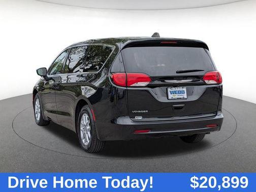 Brilliant Black Crystal Pearlcoat 2023 Chrysler Voyager LX