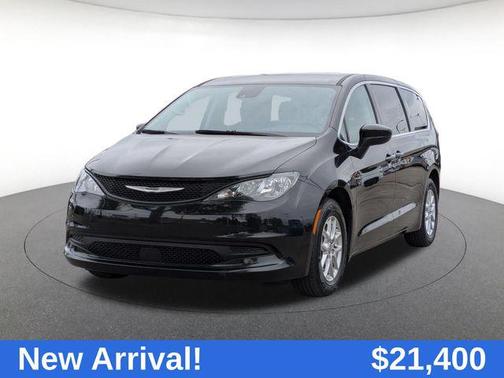 Brilliant Black Crystal Pearlcoat 2023 Chrysler Voyager LX