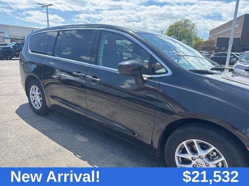 Brilliant Black Crystal Pearlcoat 2023 Chrysler Voyager LX
