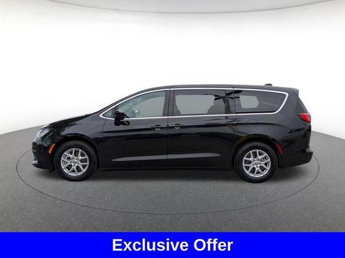 Brilliant Black Crystal Pearlcoat 2023 Chrysler Voyager LX