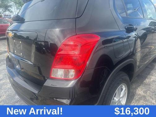 Mosaic Black Metallic 2022 Chevrolet Trax LS
