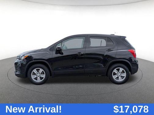 Mosaic Black Metallic 2022 Chevrolet Trax LS