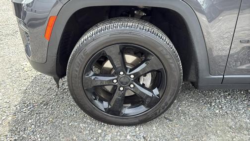 Metallic 2023 Jeep Grand Cherokee Altitude