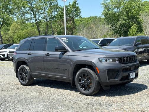 Metallic 2026 Jeep Grand Cherokee Laredo
