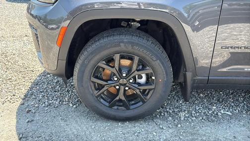 Metallic 2026 Jeep Grand Cherokee Laredo