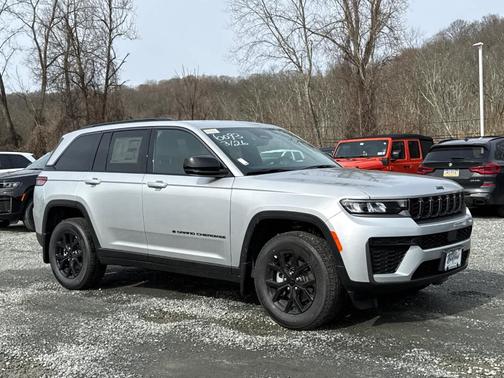 Silver Zynith 2026 Jeep Grand Cherokee Laredo