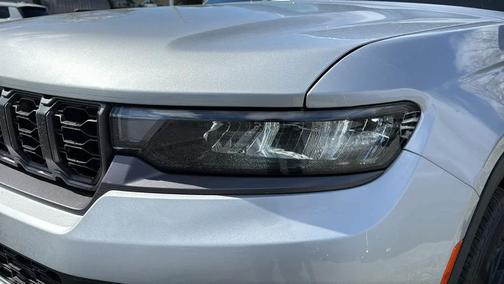 Silver Zynith 2026 Jeep Grand Cherokee Laredo