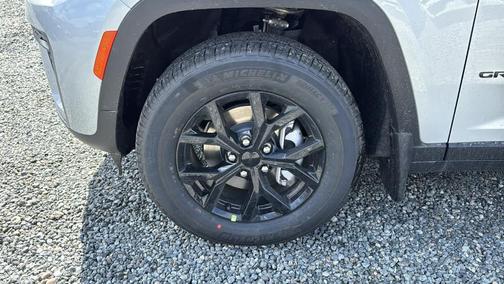 Silver Zynith 2026 Jeep Grand Cherokee Laredo