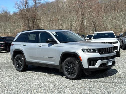 Silver Zynith 2026 Jeep Grand Cherokee Laredo