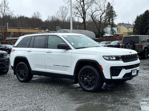 Bright White Clearcoat 2026 Jeep Grand Cherokee Laredo