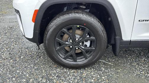 Bright White Clearcoat 2026 Jeep Grand Cherokee Laredo