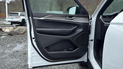 Bright White Clearcoat 2026 Jeep Grand Cherokee Laredo