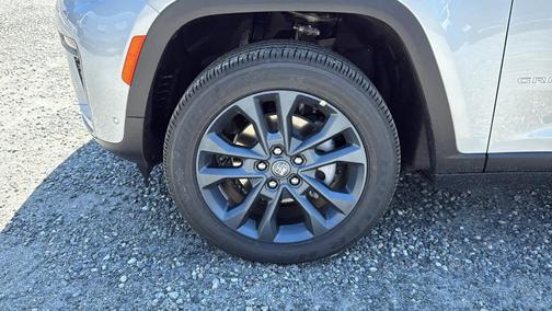 Silver Zynith 2026 Jeep Grand Cherokee Limited