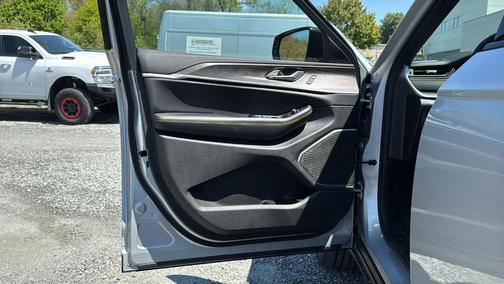 Silver Zynith 2026 Jeep Grand Cherokee Limited