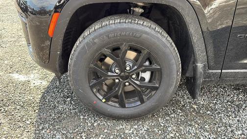 Diamond Black 2026 Jeep Grand Cherokee Laredo