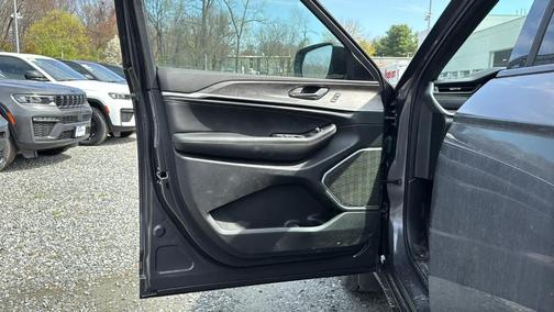 Metallic 2026 Jeep Grand Cherokee Limited