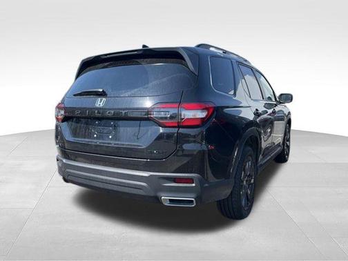 Crystal Black Pearl 2025 Honda Pilot Sport