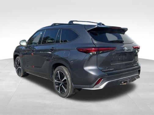 Magnetic Gray Metallic 2022 Toyota Highlander XSE