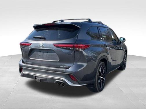 Magnetic Gray Metallic 2022 Toyota Highlander XSE