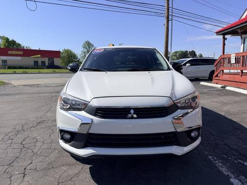 Diamond White Pearl 2017 Mitsubishi Outlander Sport 2.0 ES