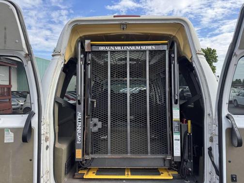 Oxford White Clearcoat 2007 Ford E250 Cargo Van