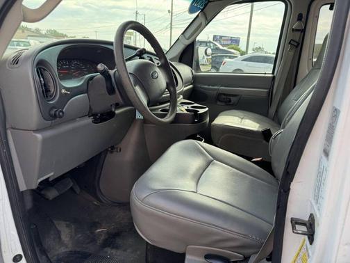 Oxford White Clearcoat 2007 Ford E250 Cargo Van