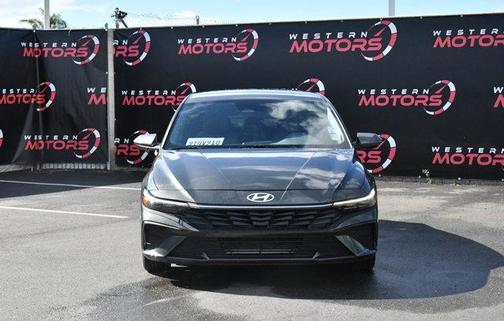 2025 Hyundai ELANTRA SE