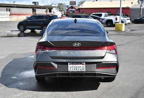 2025 Hyundai ELANTRA SE