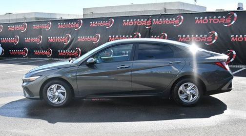 2025 Hyundai ELANTRA SE