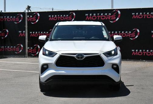 White 2024 Toyota Highlander LE