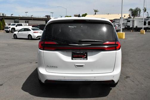 2023 Chrysler Pacifica Touring-L