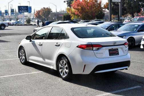 Photo 5 of 34 of 2020 Toyota Corolla LE
