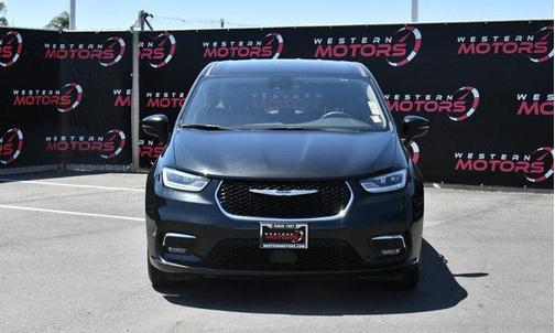 Brilliant Black Crystal Pearlcoat 2023 Chrysler Pacifica Touring-L
