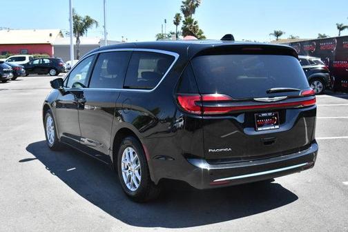 Brilliant Black Crystal Pearlcoat 2023 Chrysler Pacifica Touring-L