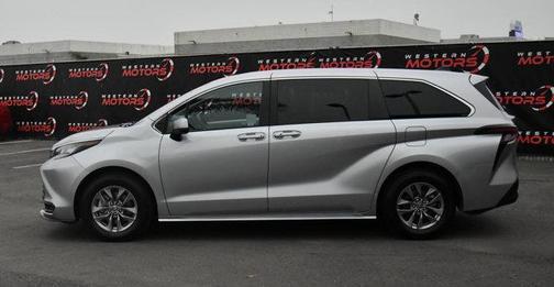 2023 Toyota Sienna LE
