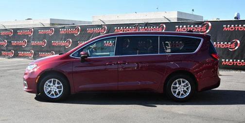2023 Chrysler Pacifica Touring-L