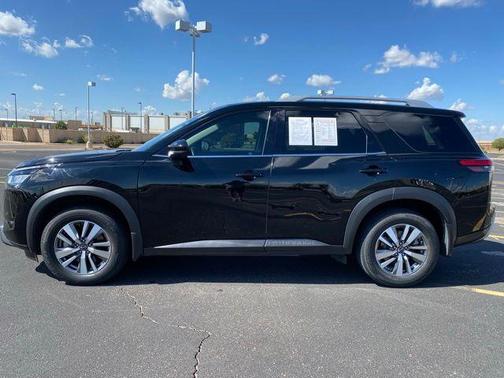 2022 Nissan Pathfinder SL