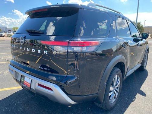 2022 Nissan Pathfinder SL