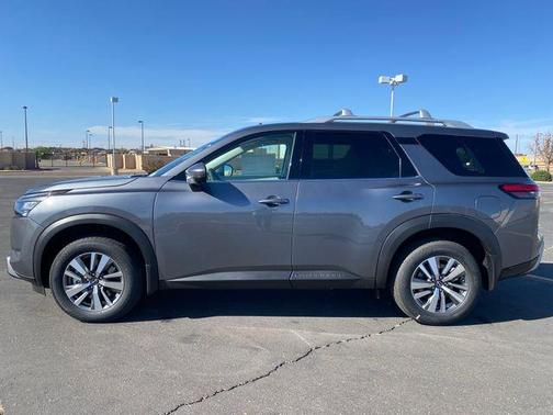 2025 Nissan Pathfinder SL