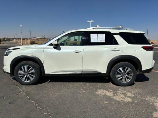 White 2023 Nissan Pathfinder SL