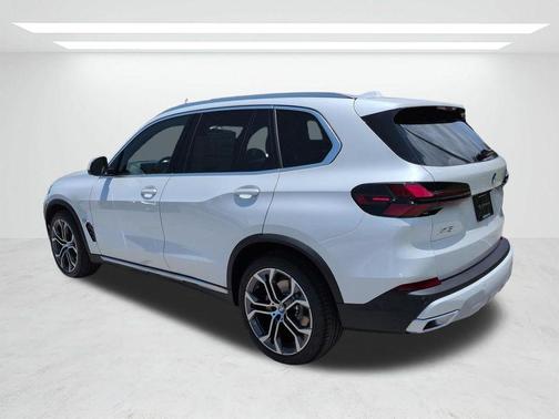 Mineral White Metallic 2026 BMW X5 xDrive40i