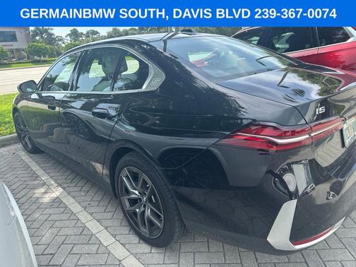 Black Sapphire Metallic 2026 BMW i5 eDrive40