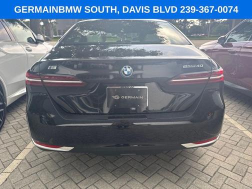 Black Sapphire Metallic 2026 BMW i5 eDrive40