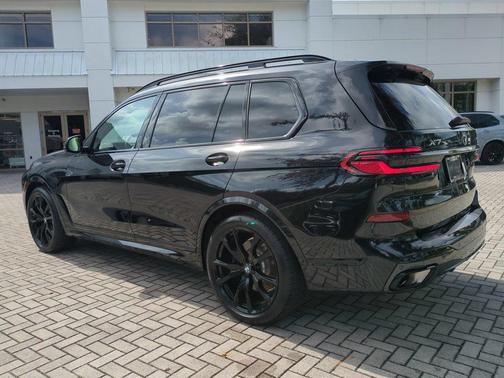 Black Sapphire Metallic 2026 BMW X7 xDrive40i