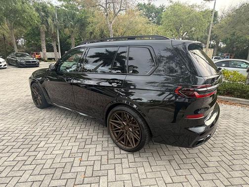 2023 BMW X7 M60i