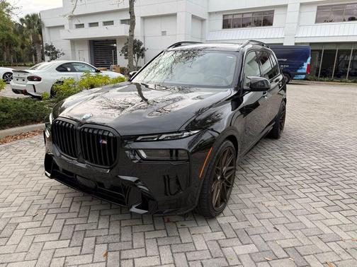 2023 BMW X7 M60i
