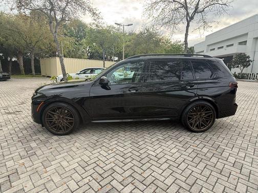 2023 BMW X7 M60i